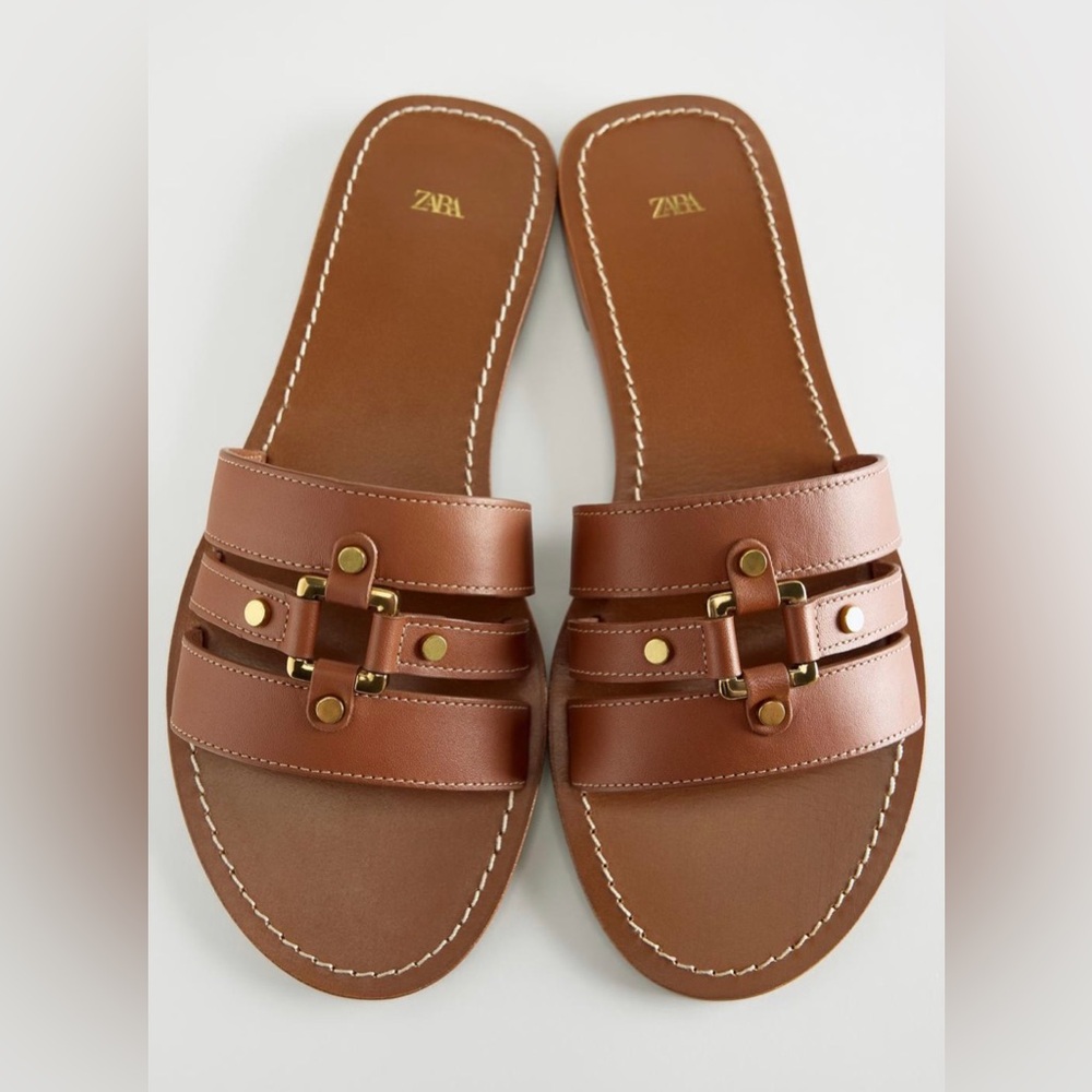 ZARA FLAT LEATHER SANDALS
Size : 7.5 * Color: Brown